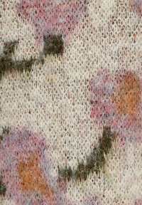 Strikket stof med en lys cremefarvet bund og blomster mønstre i pink, brunt og grønt, der fremviser en blød, tekstureret følelse og et intrikat væv.