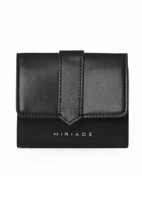 Portefeuille en cuir noir avec une finition texturée, doté d'une fermeture à rabat triangulaire et d'un logo "MIRIADA" en relief doré. Conception compacte.