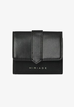 Cartera de cuero negro con un acabado texturizado, que presenta un cierre de solapa triangular y un logo embossado "MIRIADA" en dorado. Diseño compacto.