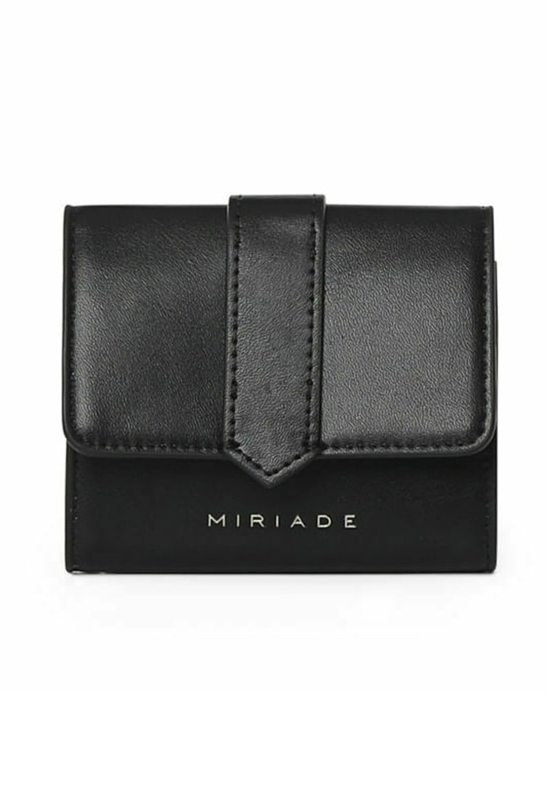 Portefeuille en cuir noir avec une finition texturée, doté d'une fermeture à rabat triangulaire et d'un logo "MIRIADA" en relief doré. Conception compacte.