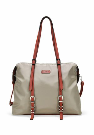 Bolsa de nylon beige con asas de cuero rojo, herrajes plateados y una textura suave. Presenta hebillas laterales y un parche con el logo en la parte frontal.