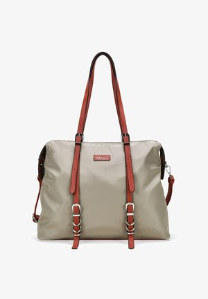 Bolsa de nylon beige con asas de cuero rojo, herrajes plateados y una textura suave. Presenta hebillas laterales y un parche con el logo en la parte frontal.