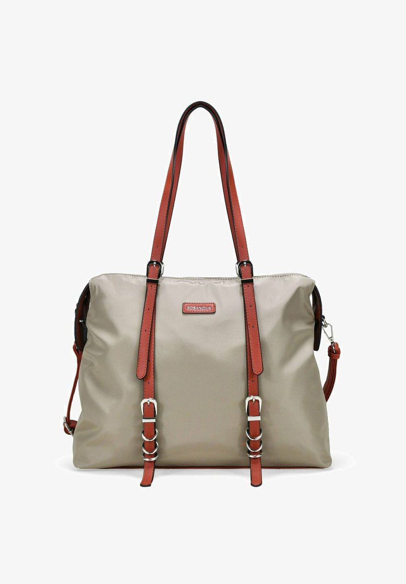 Bolsa de nylon beige con asas de cuero rojo, herrajes plateados y una textura suave. Presenta hebillas laterales y un parche con el logo en la parte frontal.
