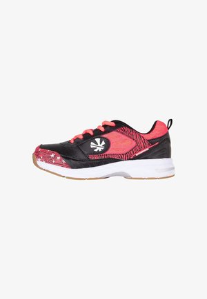 Zwart-rode sportsneaker met roze veters, witte sterpatronen op de neus, patroon zijpanelen en witte zool met gum buitenzool.