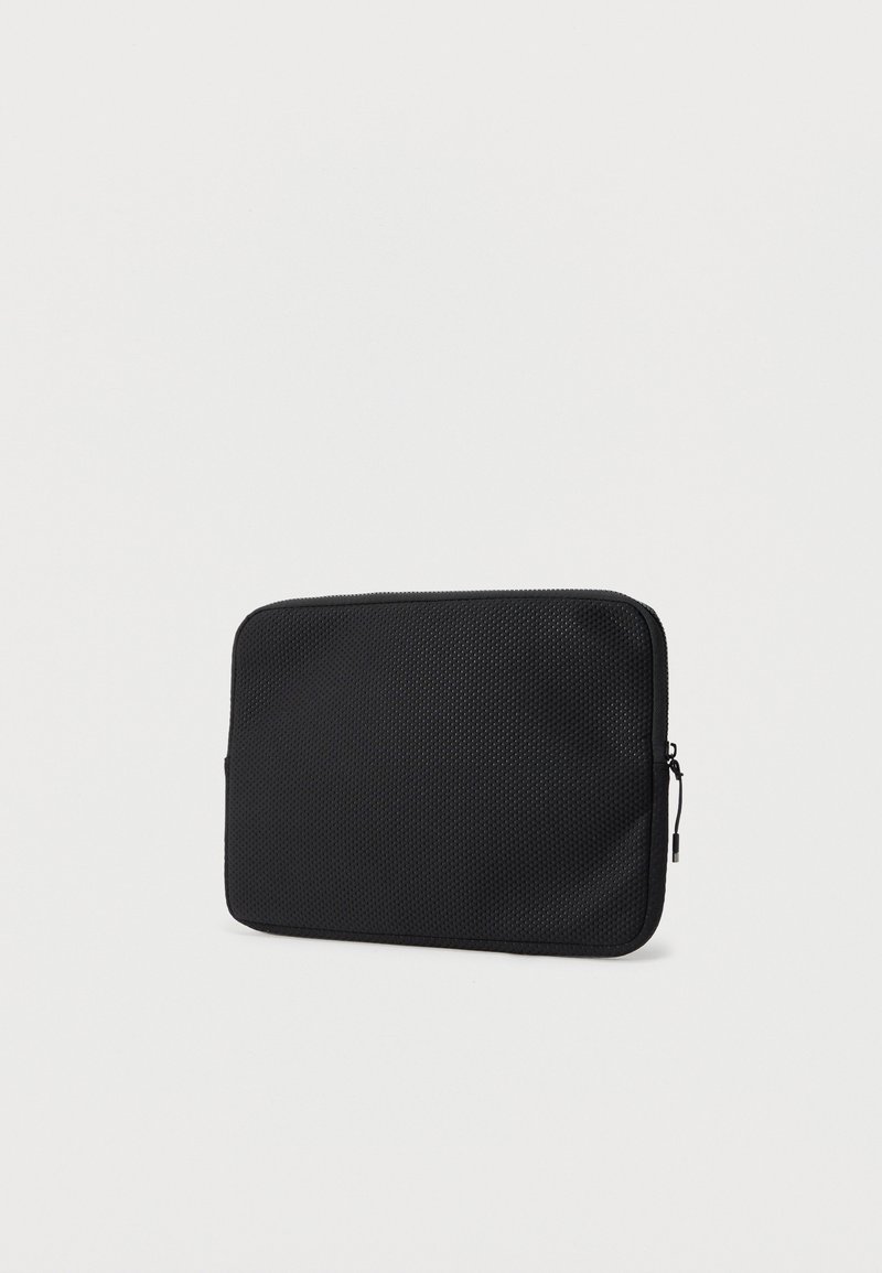 Funda rectangular texturizada negra con cremallera, colocada en posición vertical sobre un fondo blanco liso.