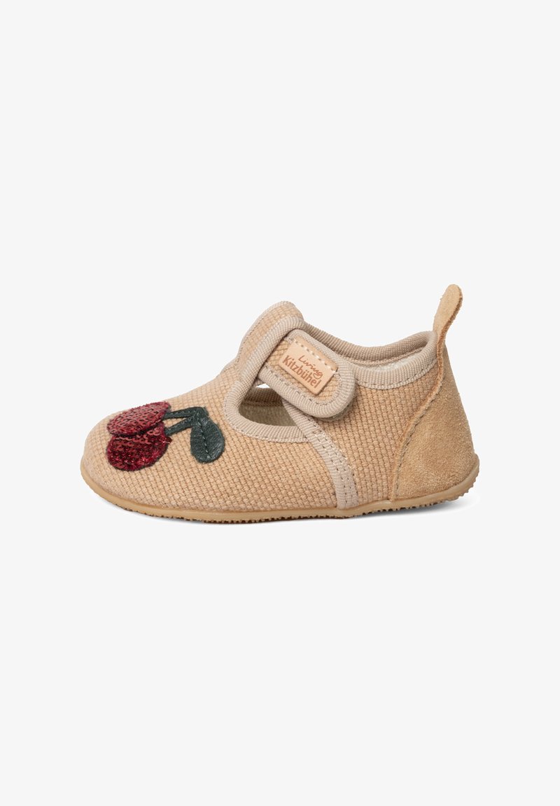 Chaussures pour enfants beiges en toile texturée, ornées d'une broderie de cerise rouge et verte. Sangle Velcro et accents en daim doux.