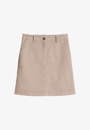 Beżowa, casualowa spódnica do kolan z szlufkami na pasek, przednimi kieszeniami, zapięciem na guziki oraz widocznymi przeszyciami wzdłuż środkowej części i krawędzi.