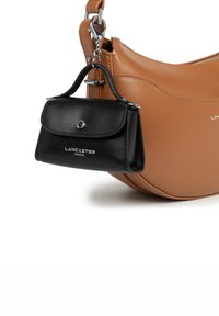 Borsa a mano in pelle color cuoio con una piccola pochette nera Lancaster Paris attaccata da un gancio metallico, dotata di chiusura a scatto.