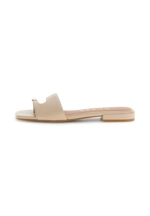 Beige offene, flache Sandale mit breitem Riemen und kleinem Absatz, Seitenansicht auf weißem Hintergrund.