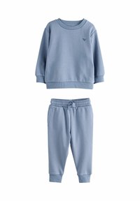 Vaaleansininen huppari, jossa on ribbikujat ja pyöreä kaula-aukko, yhdistettynä vastaaviin jogginghousuihin, joissa on joustovyötärö ja sivutaskut.