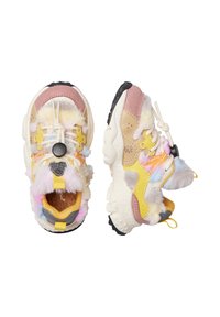 Sneaker multicolori con dettagli in pelliccia sintetica, design a materiali misti con tonalità rosa, giallo e grigio, e suole testurizzate per una buona aderenza.