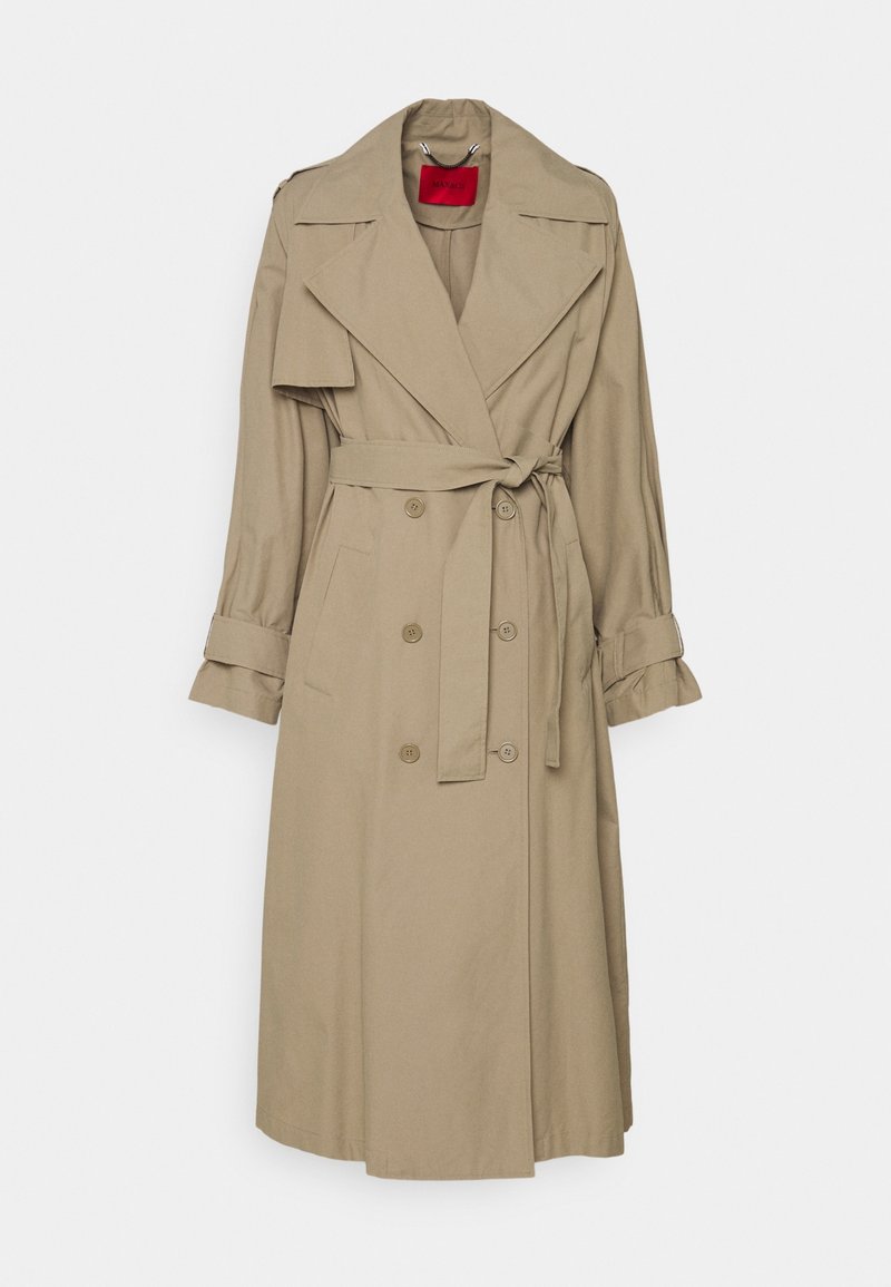 Trench-coat beige croisé avec larges revers, taille ceinturée, poignets boutonnés et détails de poches à rabat, suspendu sur un fond blanc.