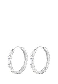 Orecchini a cerchio in argento caratterizzati da un design testurizzato, decorati con gemme trasparenti di varie forme, che offrono un effetto scintillante.