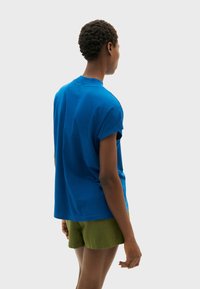 Thinking Mu HERE COMES THE SUN - Camiseta estampada - royal blue