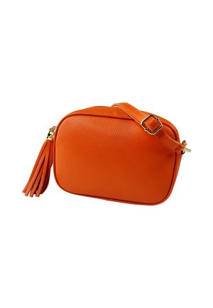 Oranje leren crossbody tas met een gestructureerde afwerking, ronde vorm, ritssluiting en een decoratieve franjer accent. Verstelbare schouderband inbegrepen.