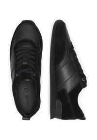 Čierne tenisky s kombináciou kože a velúru, okrúhla špička, šnurovací dizajn, s textúrovanými akcentmi a gumovou podrážkou.