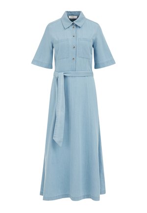 Heledsinine denimpluus-kleit lühikeste varrukatega, nupuga ees, kahe rinnataskuga ja sobiva vööga, omades pikka A-lõiget.