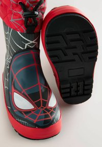 Botte de pluie en caoutchouc rouge et noir avec un graphique de Spider-Man, semelle texturée, et un cordon rouge en haut pour un ajustement réglable.