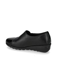 Scarpe nere slip-on con tomaia in pelle liscia, punta lucida e pannelli laterali testurizzati. Presentano un tacco basso e imbottito e suola in gomma.