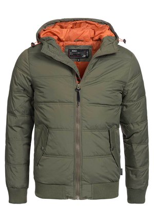 Olivgrüne gepolsterte Jacke mit Reißverschluss vorne, verstellbare Kapuze und orangem Innenfutter. Sie verfügt über gerippte Bündchen und zwei Seitentaschen.