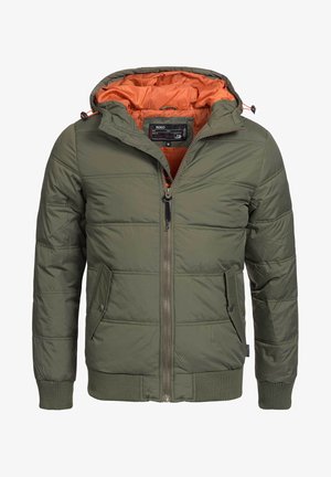 Giacca imbottita verde oliva con zip frontale, cappuccio regolabile e fodera interna arancione. Presenta polsini a coste e due tasche laterali.