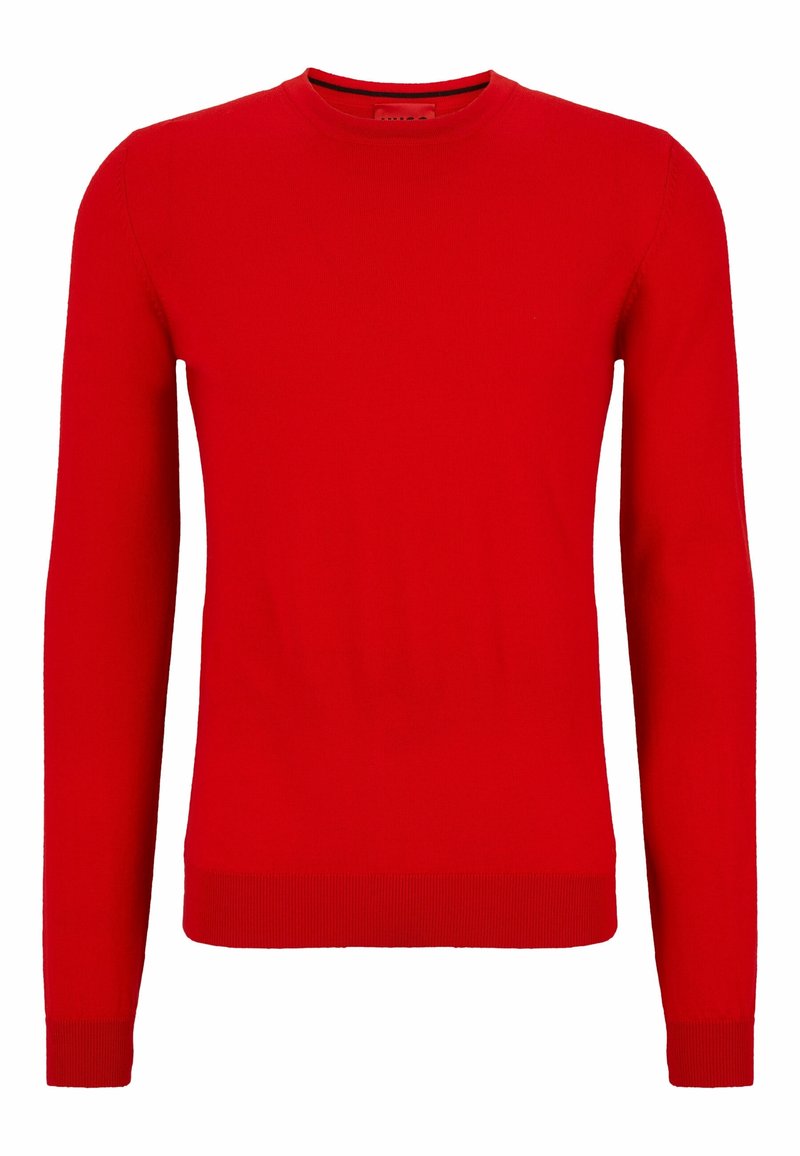 Pull rouge à manches longues avec col rond, poignets et ourlet côtelés, présenté sur un fond blanc.