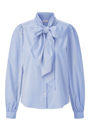 Camicia a scacchi blu e bianca con un fiocco al colletto, maniche lunghe a sbuffo e chiusura con bottoni sul davanti.
