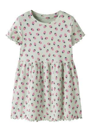 Weißes, kurzärmeliges, geripptes Kleid mit rosa Erdbeerprint und gezackten Kanten an Ärmeln und Saum.