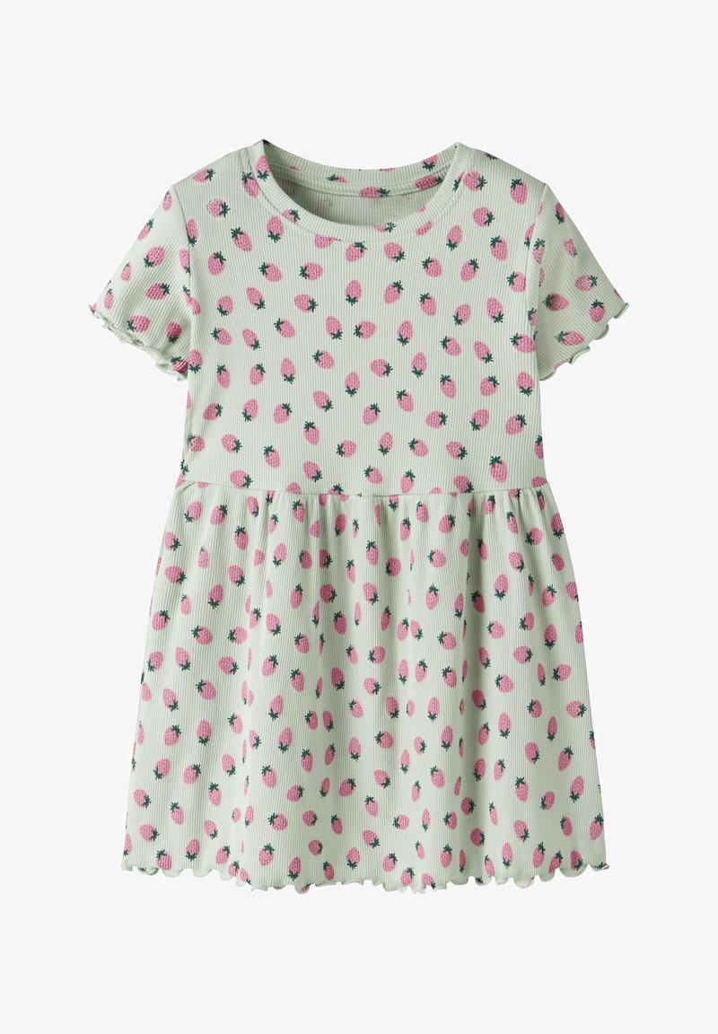 Λευκό ριμπ φόρεμα με κοντά μανίκια, ροζ σχέδιο φραουλών και κυματιστά τελειώματα στα μανίκια και το τελείωμα.