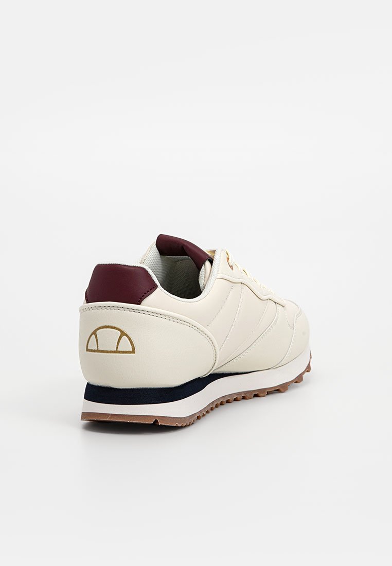 Sneaker de couleur crème avec un accent de talon bordeaux, une surface texturée, un détail de logo doré et une semelle en caoutchouc pour une meilleure traction.