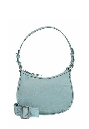 Sac à bandoulière en cuir bleu clair avec sangle réglable, fermeture éclair supérieure et nom de la marque embossé sur le devant.