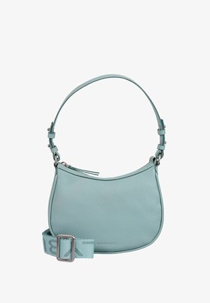 Sac à bandoulière en cuir bleu clair avec sangle réglable, fermeture éclair supérieure et nom de la marque embossé sur le devant.