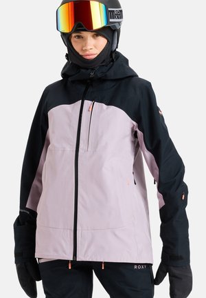 Casaco de esqui em preto e rosa claro, feito de tecido impermeável. Apresenta um fecho éclair frontal, capuz e punhos ajustáveis. Logótipo da Roxy visível.