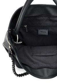 Czarna skórzana torebka o ziarnistej fakturze, z zamykaną na suwak kieszenią, gładkim wnętrzem i plecionymi detalami na pasku.