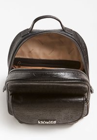 Sac à dos en simili cuir noir avec design de logo embossé, deux compartiments zippés et une poignée supérieure pour un transport facile. Intérieur doublé en beige.