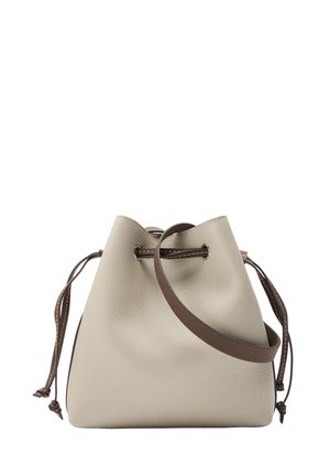 Beżowa skórzana torba w kształcie wiadra z brązowym ściągaczem i regulowanym paskiem na ramię na białym tle.