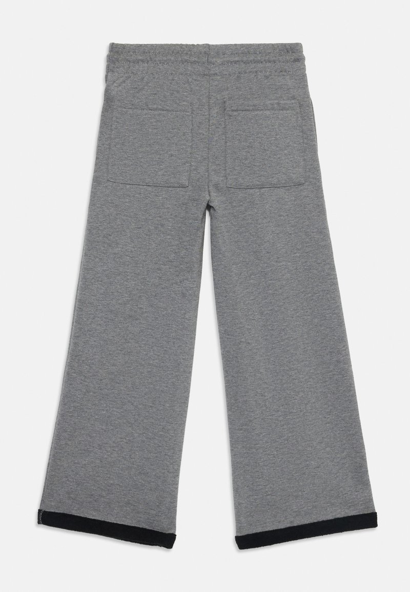 Pantalon large gris en tissu doux, doté d'une taille à cordon, de deux poches arrière et d'une finition noire au bas.