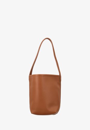 Brun læder bucket-taske med en enkelt skulderstrop, glat tekstur og enkelt, ubemærket design mod en hvid baggrund.