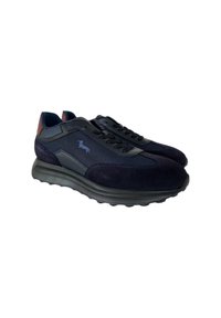 Sneakers navy con un mix di materiali in rete e suede, punta tondeggiante, suola nera texturizzata e piccolo logo laterale.