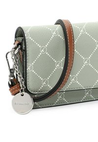 Zielony skórzany portfel o fakturze z białym geometrycznym wzorem, brązowy skórzany pasek, srebrne wykończenia i przywieszka z logo przymocowana łańcuszkiem.