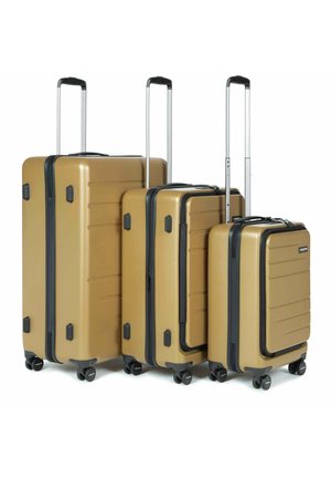 Set van drie harde koffers in metallic goud, met een slank ontwerp, zwarte accenten, soepele wielen en uitschuifbare handvatten.