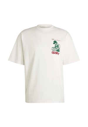 Weißes T-Shirt mit kurzen Ärmeln mit einer kleinen grünen und roten Grafik einer Person, die Schuhe hält, und dem Text „sportshoe“ und „weltberühmt für Qualität“.