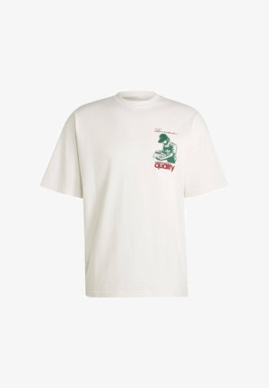 Weißes T-Shirt mit kurzen Ärmeln mit einer kleinen grünen und roten Grafik einer Person, die Schuhe hält, und dem Text „sportshoe“ und „weltberühmt für Qualität“.
