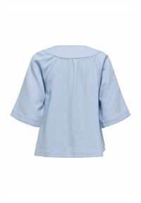 Blusa corta azzurra a maniche corte con vestibilità ampia, scollo rotondo e dettaglio arricciato sulla schiena. Realizzata in tessuto morbido con una texture liscia.