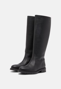 Kožené vysoké černé boty do kolen s hladkým povrchem, kulatou špičkou a robustní podrážkou s podešví pro lepší přilnavost.