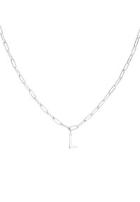 Zilveren ketting met verlengde schakels en een hangende "L"-hanger. De ketting heeft een gladde textuur en een gepolijste afwerking.
