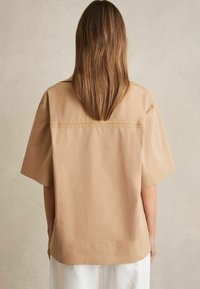 Reiss DARA BLEND CRAFT STITCH COLLARED - Bluse - camel