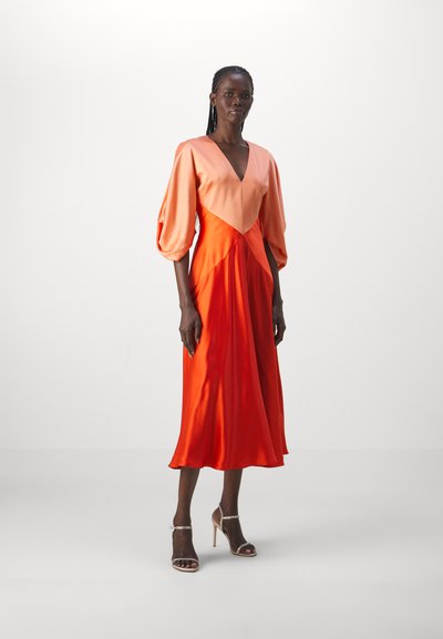 Satin midi klänning med V-ringning, puffärmar och en färgblockdesign i persika- och orangetoner. Slät textur med en flödande silhuett.