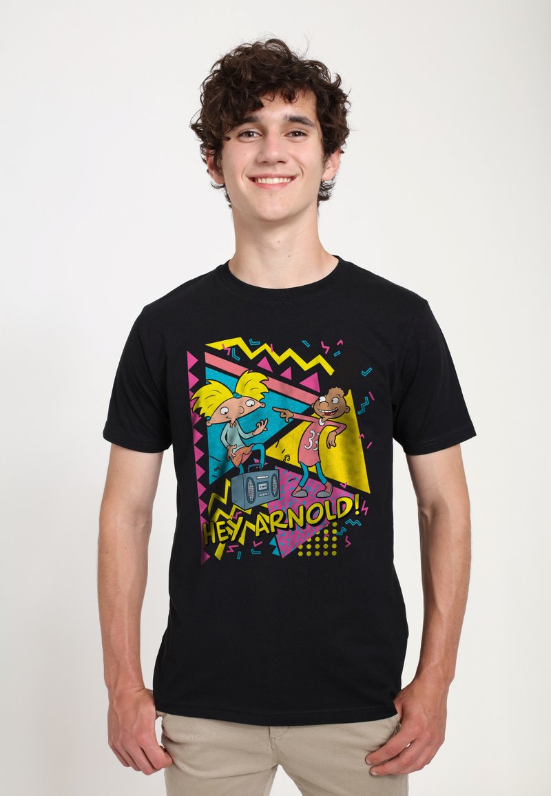 Černé bavlněné tričko s barevným grafickým designem, obsahující animované postavy, text "HEY ARNOLD!" a geometrické vzory v jasných barvách.