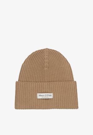 Bruine gebreide muts met een omgeslagen boord, een gestructureerd patroon en een klein wit label met de merknaam "Marc O'Polo".